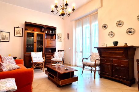 Bilocale Residenziale con Due Balconi ad Albenga