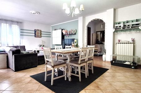 Villa Indipendente su Tre Livelli con Terrazza, Giardino e Posti Auto - Cisano