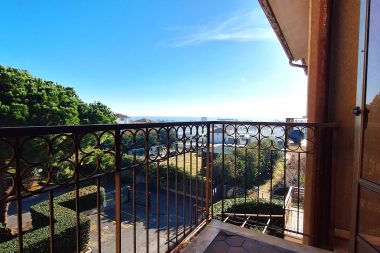 Ampio Bilocale con Due Balconi e Vista Mare a  per 130000